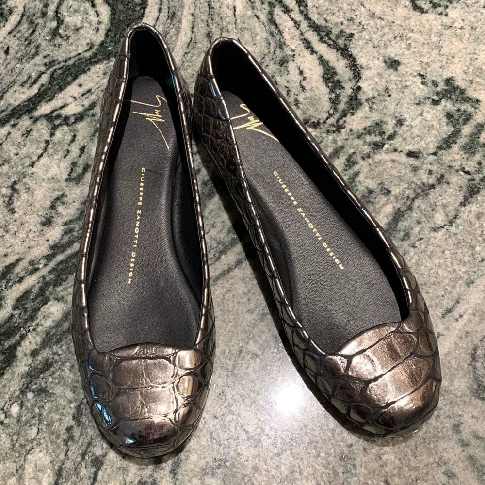 Comfy Giuseppe Zanotti bronze flats. Made in Italy